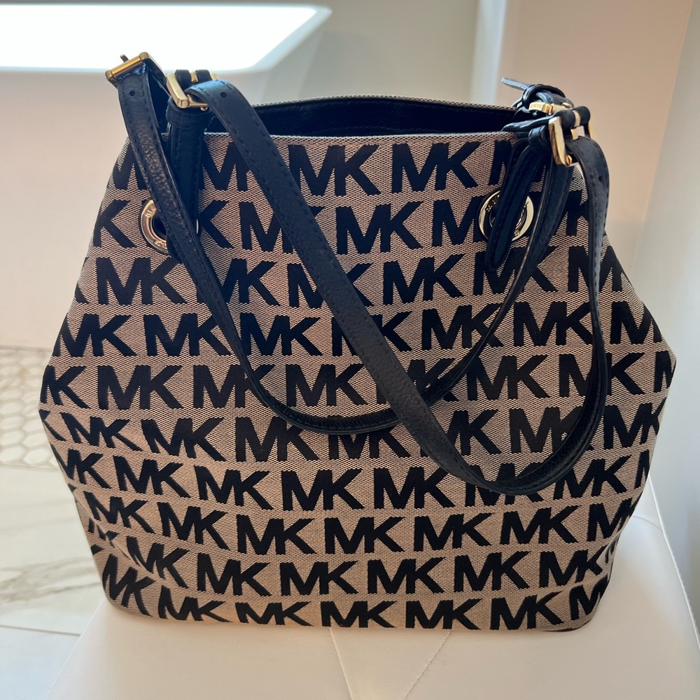 Michael Kors Signature Jet Set Grab Tote